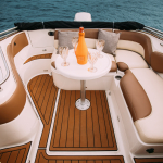 стол в салоне катера Мокко СПб аренда