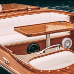 Интерьер катера Mia, деревянный салон, аренда катера в Санкт-Петербурге