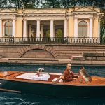 Катер Mia у дворца в Санкт-Петербурге, аренда катера СПб прогулка по каналам