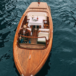 Катер Mia вид сверху на воде, прогулка по каналам Санкт-Петербурга аренда катера СПб