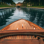 Катер Mia вид с носа на воде, прогулка по каналам Санкт-Петербурга аренда катера СПб