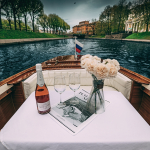 Романтика на катере Mia вечером, прогулка по каналам Санкт-Петербурга аренда катера СПб