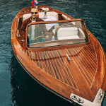 Катер Mia на воде, аренда катера в Санкт-Петербурге прогулка по каналам и Неве