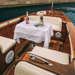 Ужин на катере Mia в Санкт-Петербурге, аренда катера для романтической прогулки по каналам