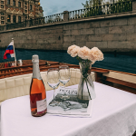 Сервировка стола на катере Mia, аренда катера в Санкт-Петербурге романтическая прогулка