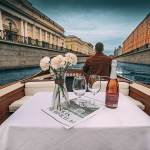 Ужин на катере Mia в Санкт-Петербурге, аренда катера прогулка по каналам СПб