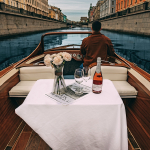 Катер Mia стол с шампанским, аренда катера в Санкт-Петербурге прогулка по каналам