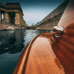 Вид с носа катера Mia на каналах Санкт-Петербурга, аренда катера прогулка по воде СПб