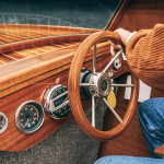 Управление катером Mia, руль и приборы аренда катера в Санкт-Петербурге прогулка по каналам